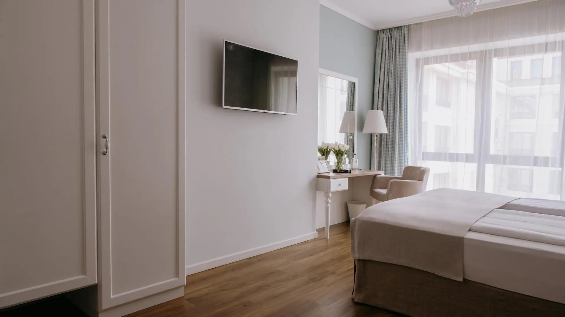 Impresamente Art Hotel Sofia 4*,